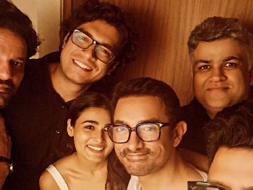 Aamir Khan poses with son Junaid Khan, Jaideep Ahlawat, Shalini Pandey and others in UNSEEN PIC from Maharaj success bash
