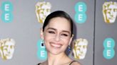 Emilia Clarke revela que le “faltan” partes del cerebro después de sufrir aneurismas