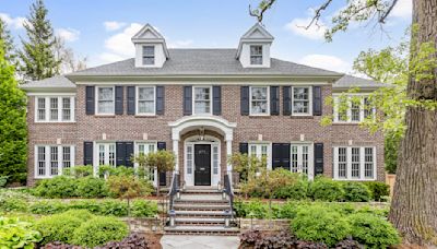 ‘Home Alone’ house for sale in Chicago suburb. See the transformed interior