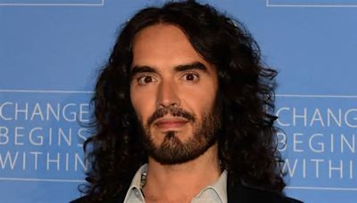 Russell Brand se bautiza para dejar atrás su pasado tras las acusaciones de abusos sexuales