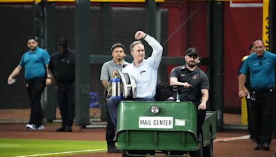 The beekeeper who saved Dodgers-Diamondbacks from a colony of bees got to throw out the first pitch