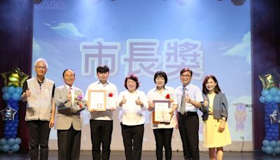 嘉義市東吳高職畢業典禮 勇媽市長黃敏惠送上暖心祝福 | 蕃新聞