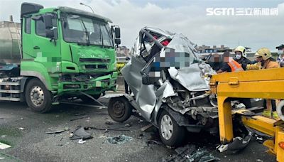 國一嚴重車禍…轎車慘遭2大車前後擠壓 撞成廢鐵！車上夫妻雙亡