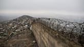 La justicia peruana ordena derribar el polémico muro que separa una de las zonas más ricas de Lima de una de las más humildes