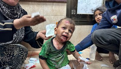 Omar cierra los ojos para seguir viendo a sus padres muertos en la guerra de Gaza