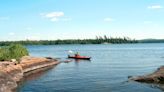 Hallan muerto en un lago de Minnesota a excursionista que viajaba solo de campamento - La Opinión