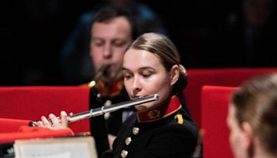 Royal Marine musicians play for bandmate at hospice for 'last time'