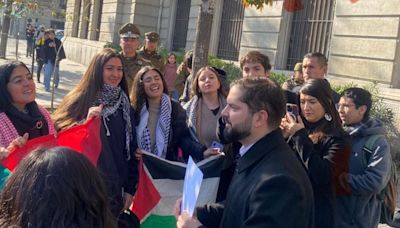 Estudiantes de origen palestino de la UC piden a Boric que Chile apoye la demanda sudafricana contra Israel en la CIJ - La Tercera