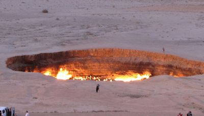 La "Puerta del Infierno" sigue abierta desde hace más de medio siglo y no pueden cerrarla