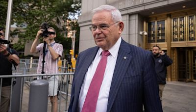 Empresario de NJ testifica que prometió hasta $250,000 en sobornos por la ayuda del senador Menéndez