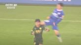 少林足球在中超 國腳飛膝撞對手頭部 黃牌都無 日韓傳媒都報道