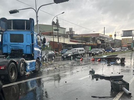 快訊／大雷雨災情！彰化溪湖聯結車自撞安全島 撞到號誌桿解體噴飛