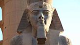 Después de 96 años, los arqueólogos encontraron por fin la parte que faltaba de una estatua legendaria egipcia