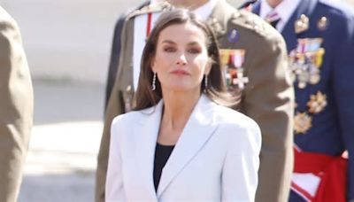 La Reina Letizia impacta con un favorecedor y elegante traje en el acto militar más importante de Felipe VI