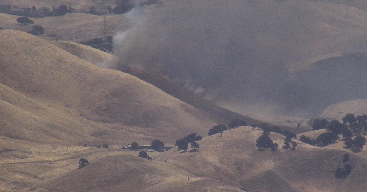 Grass fire burns near homes west of Brentwood