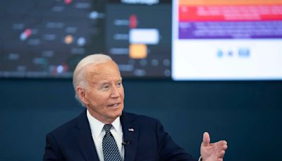 Biden acorta la ventaja de Trump en estados bisagra, según una encuesta de Bloomberg