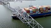 Barcazas trasladan grúas a Baltimore para ayudar a retirar restos del puente