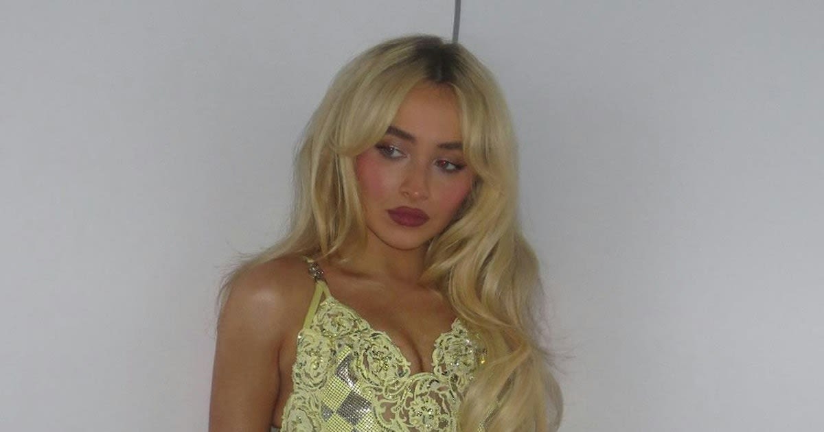 Sabrina Carpenter Channels Claudia Schiffer In Bombshell Versace Chainmail