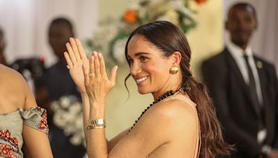 Meghan Markle surge com vestido que esconde referência à família real, em viagem com Harry