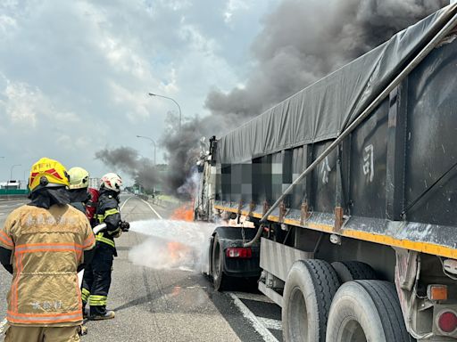 快訊/國1民雄戰備跑道「砂石車燃燒」！濃煙狂竄車頭燒爛