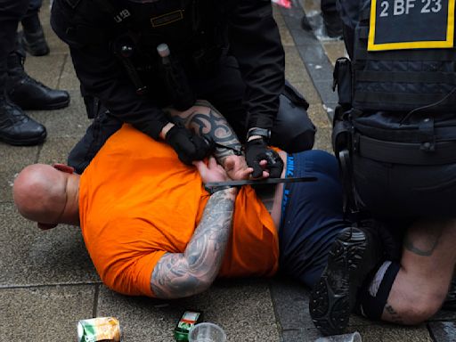 Hinchas de Holanda e Inglaterra riñen en Dortmund antes de semifinal de la Euro