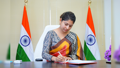 Meet Smita Sabharwal, Youngest Female IAS officer Who Cleared UPSC Exam at 22 With All India Rank 4