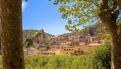 El pueblo de los perros vampiro que tiene un impresionante castillo sobre una colina