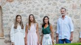 Los Reyes y sus hijas visitan la Cartuja de Valldemossa, una antigua residencia real