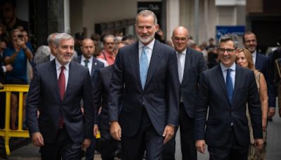 Felipe VI recibe la medalla de oro del Parlamento de Canarias