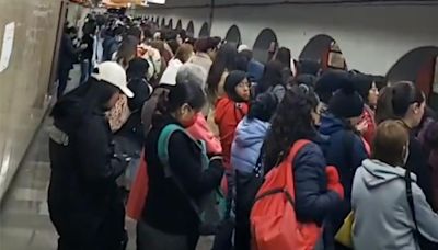 Metro CDMX hoy: Cortan energía en Línea 8 por rejilla en las vías