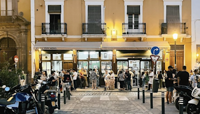 Estos son los bares emblemáticos de Sevilla en los que por ahora se puede beber de pie en la calle