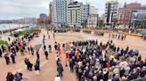 VÍDEO: Cientos de asturianos juran bandera en Gijón a pesar de la lluvia: "Es un honor"