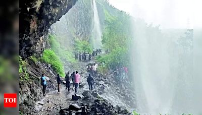 Private Waterfalls in Maharashtra Attracting Tourists from Karnataka | Hubballi News - Times of India