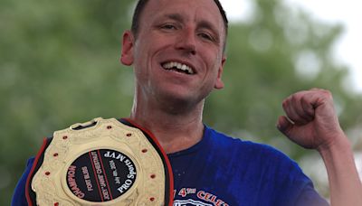 Joey Chestnut eats 57 hot dogs in 5 minutes at July 4 contest in Texas