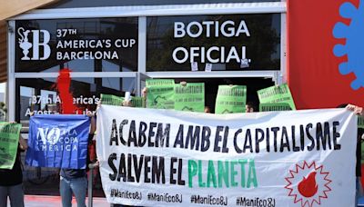 Plataformas ecologistas vandalizan la tienda de la Copa del América de Vela de Barcelona