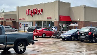 Hy-Vee to close Cedar Rapids store, leaving a grocery gap