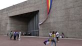 Restituyen bandera LGBT+ en edificio de gobierno en México tras protestas con destrozos
