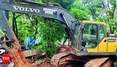 Lender steals 20-tonne excavator from court premises | Bengaluru News - Times of India