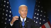 Joe Biden s'accroche à sa candidature à la présidentielle lors d'une conférence de presse marquée par de nouveaux lapsus