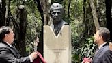 Develan busto de Porfirio Muñoz Ledo en parque de la Del Valle