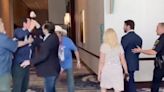 Activistas de derecha confrontan al republicano Dan Crenshaw