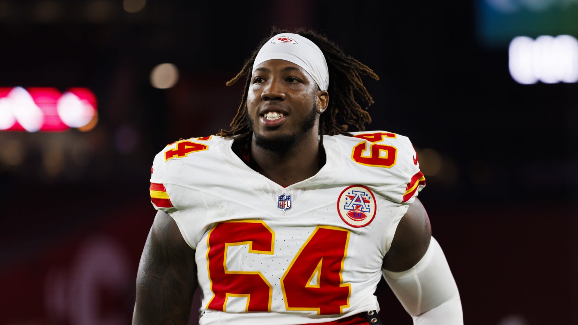 Wanya Morris leaves Chiefs practice with a shoulder injury