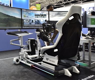 曜越 GR500 白色賽車模擬器於 COMPUTEX 2024 亮相