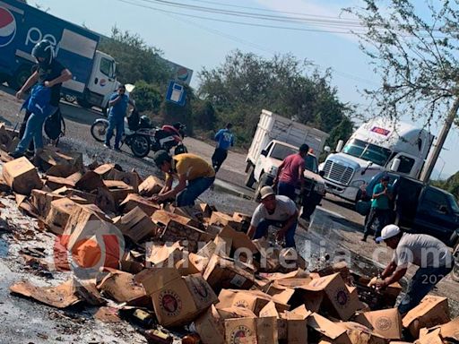 Cervezas caen de camión y desatan rapiña en Michoacán