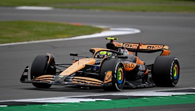 Los McLaren dominan en Silverstone con Pérez al acecho