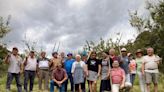 El arte de la «gadaña» se enseña en Malleza: así fue la especial siega comunitaria de hierba en La Barraca