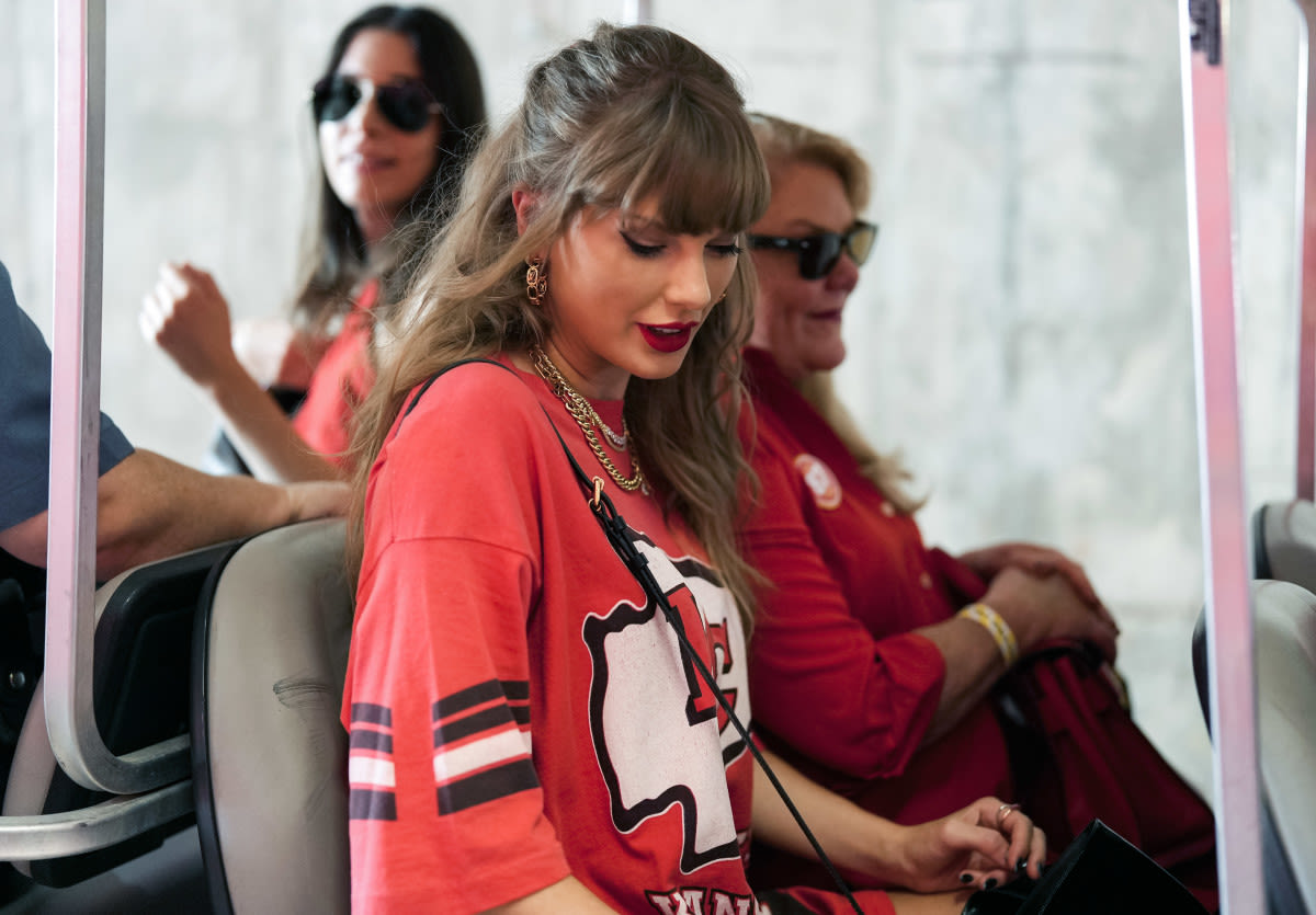 Fans Begging Taylor Swift to Make Wardrobe Change for Chiefs Game