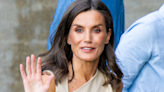 Letizia d'Espagne ose la robe moulante asymétrique et expose son corps mince et parfaitement galbé