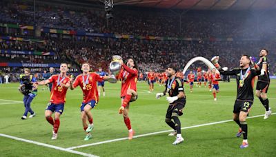 Cucurella deja uno de los momentazos de la celebración de la cuarta Eurocopa de España