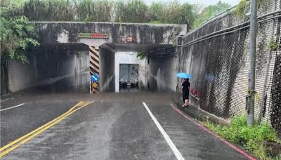 午後暴雨傾盆 基隆堵南地下道淹水肇貨車受困 - 社會